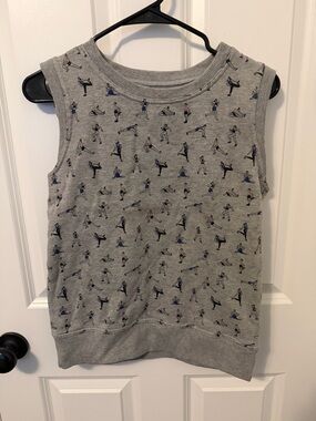 oiselle Light Gray Sleeveless Sweatshirt with Active Figure Print